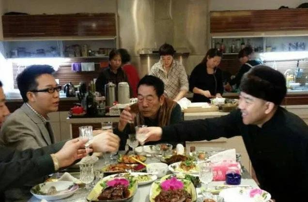 这是李玉刚拜访杨少华时，一张珍贵的合影，拍摄于2013年年底，镜头中好几个人围在