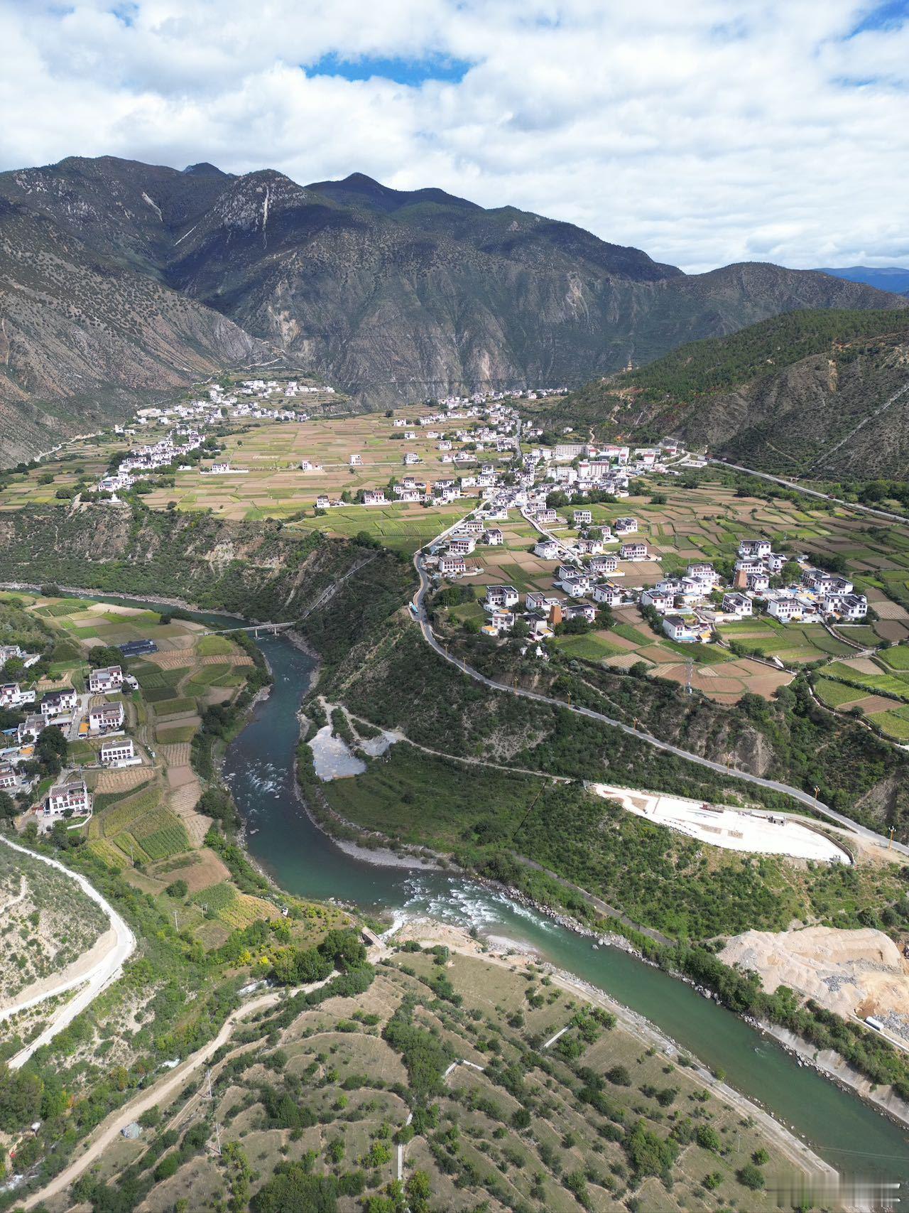 四川乡城白色灌礼文化周启幕徒步线路沿途的风景太美了，雪山、草甸、溪流，每一步都是