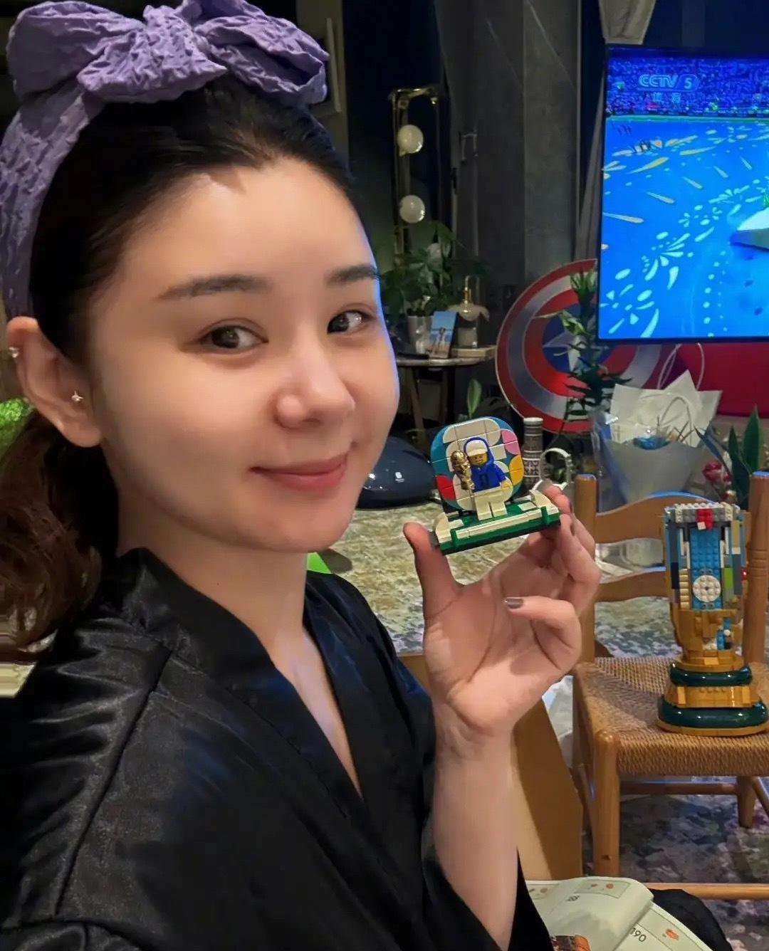 王雷镜头下的李小萌，狠狠给41岁正了个名！世界杯熬夜现场，她素颜朝天、黑睡袍