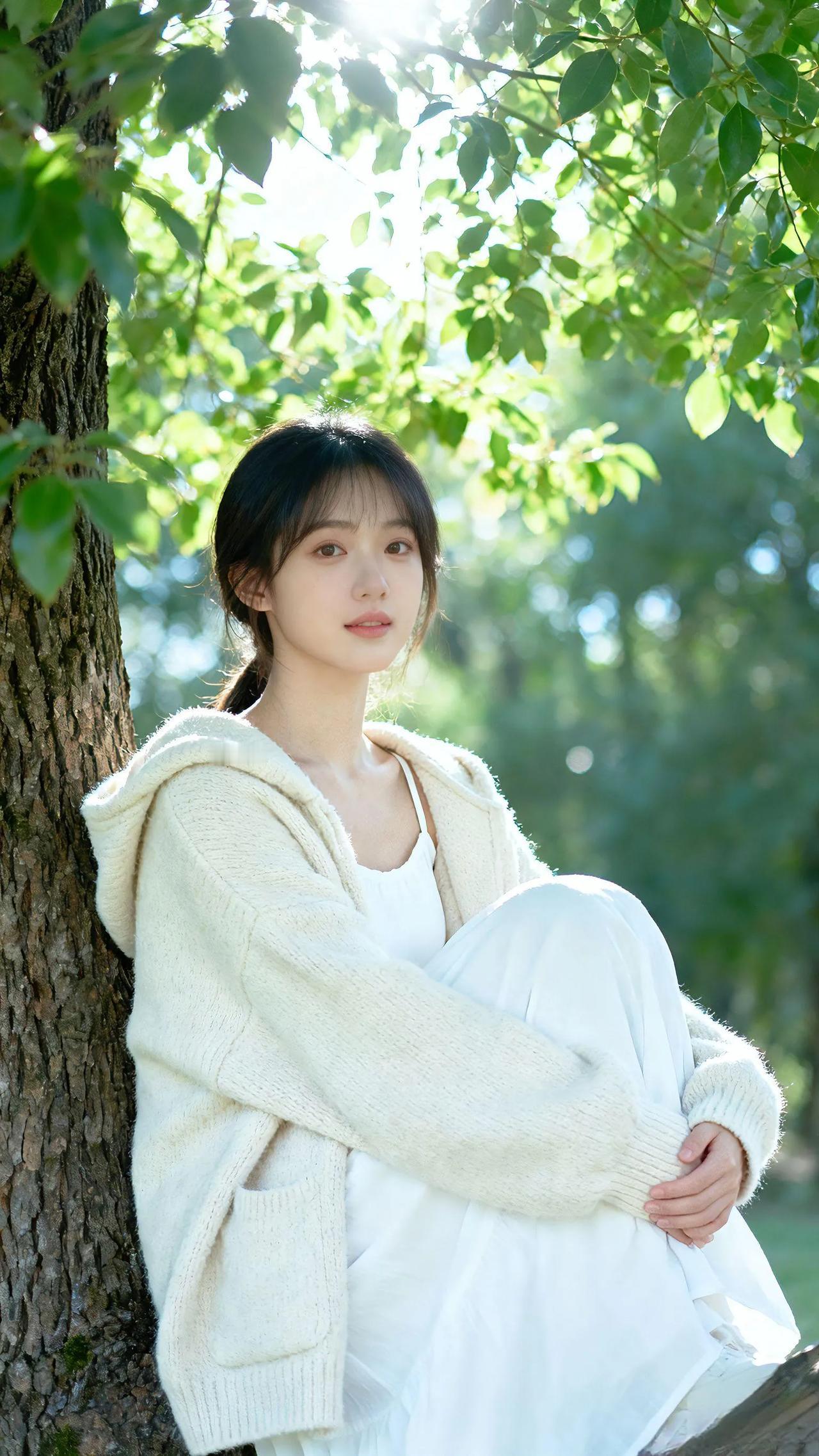 阳光洒落，树影婆娑，少女倚树而坐，静谧美好。街拍高清美女