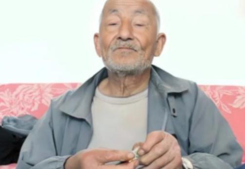 山东大爷85岁高龄，连续20年不间断吃糖，一天不吃就浑身难受，2011年孩子带他