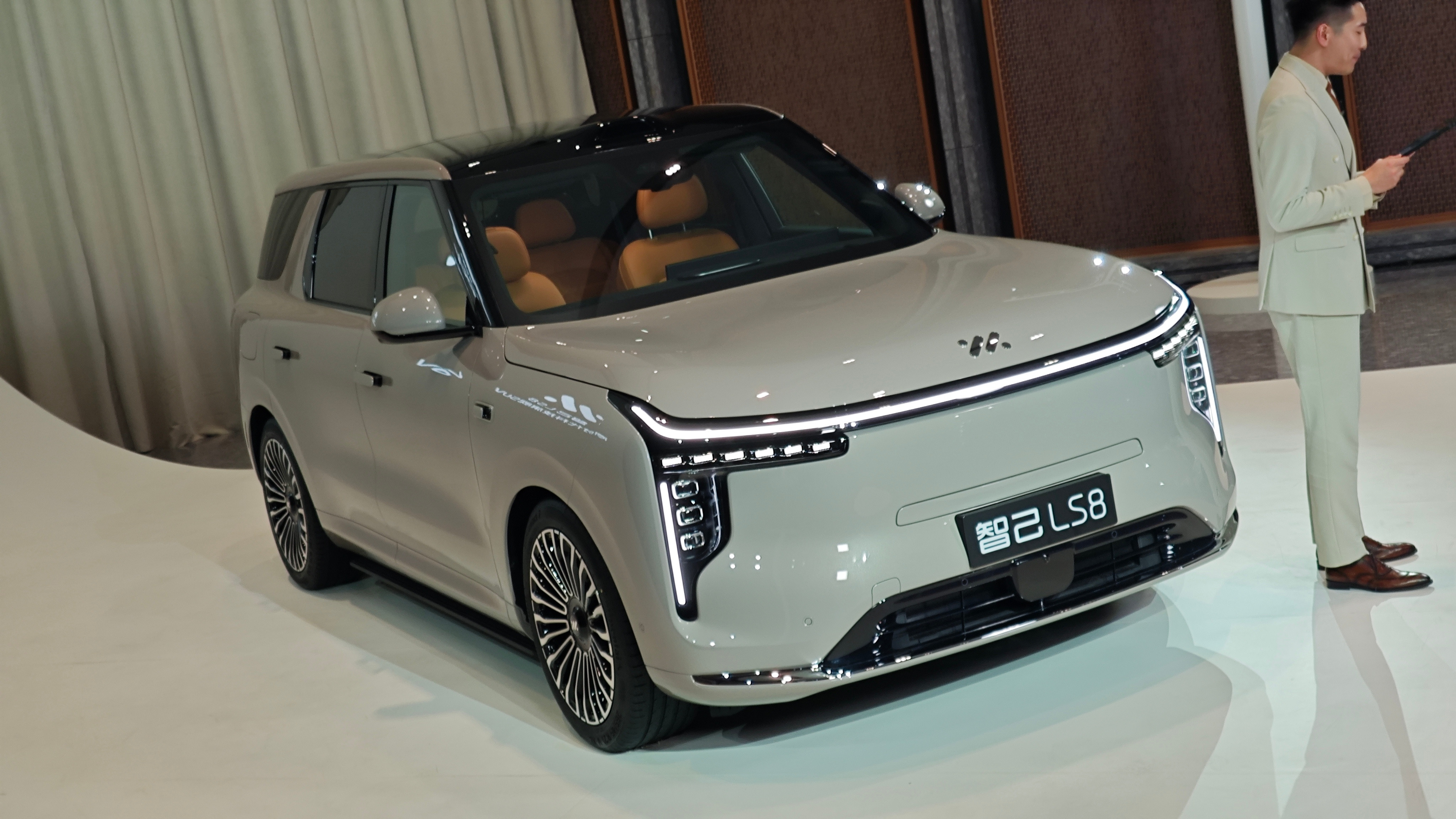 智己LS8开始预售，价格太狠了发布会整场就听“这个标配”，“那个0元送”！