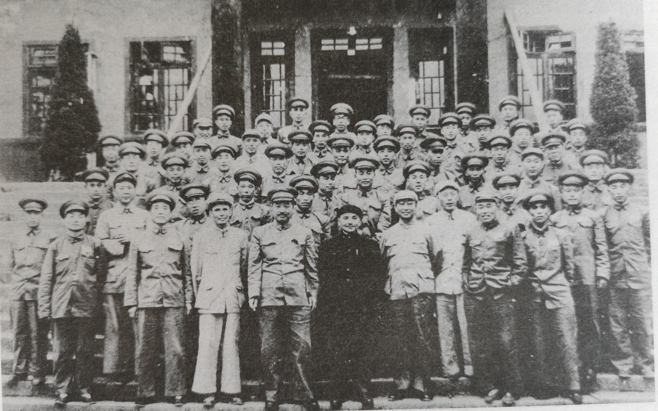 1950年，西南军区第一次军队整编工作会议人员合影。前排C位是西南军区司令员贺龙