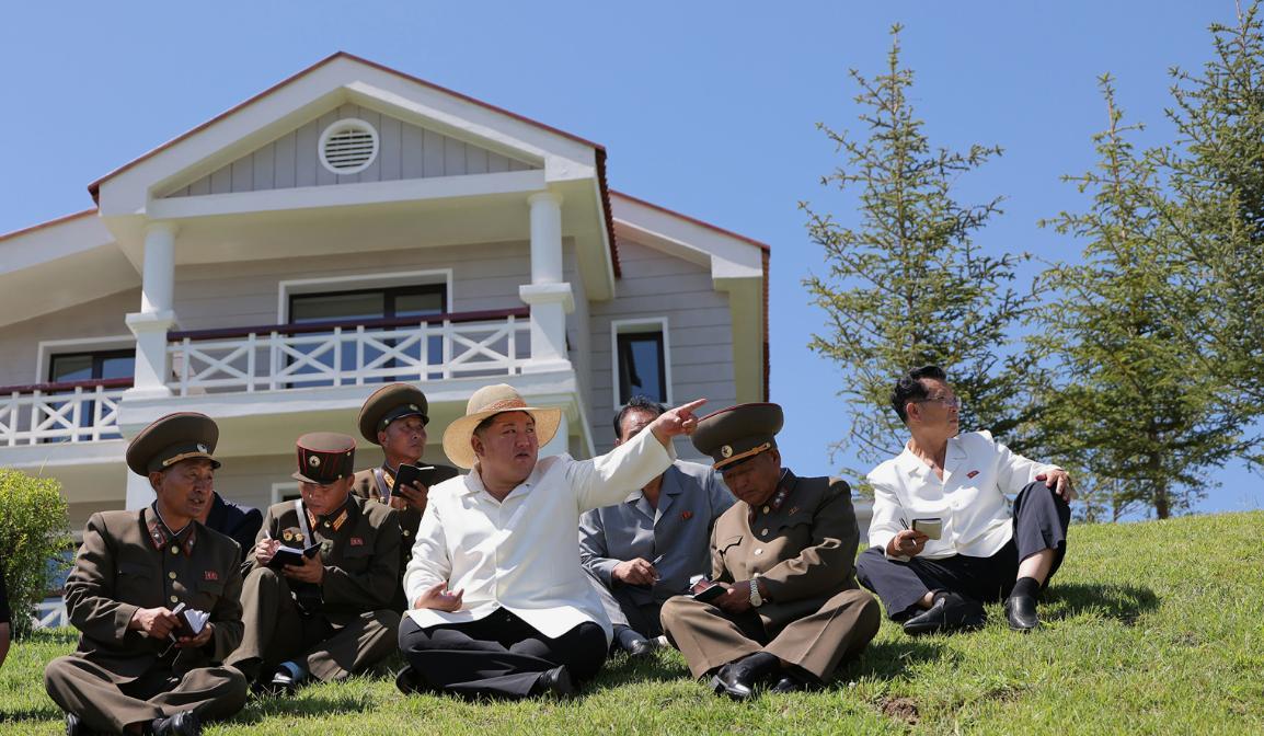 金正恩元帅视察完工的乐园郡浅海养殖事业所和渔村新式住宅区。时间是8月27日。