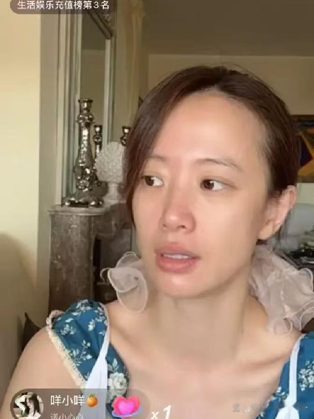 李梦素颜直播，弹幕全在问是不是病了。她咧嘴一笑，说：“没化妆而已，平时出门就这么穿。于正老师说我丑的