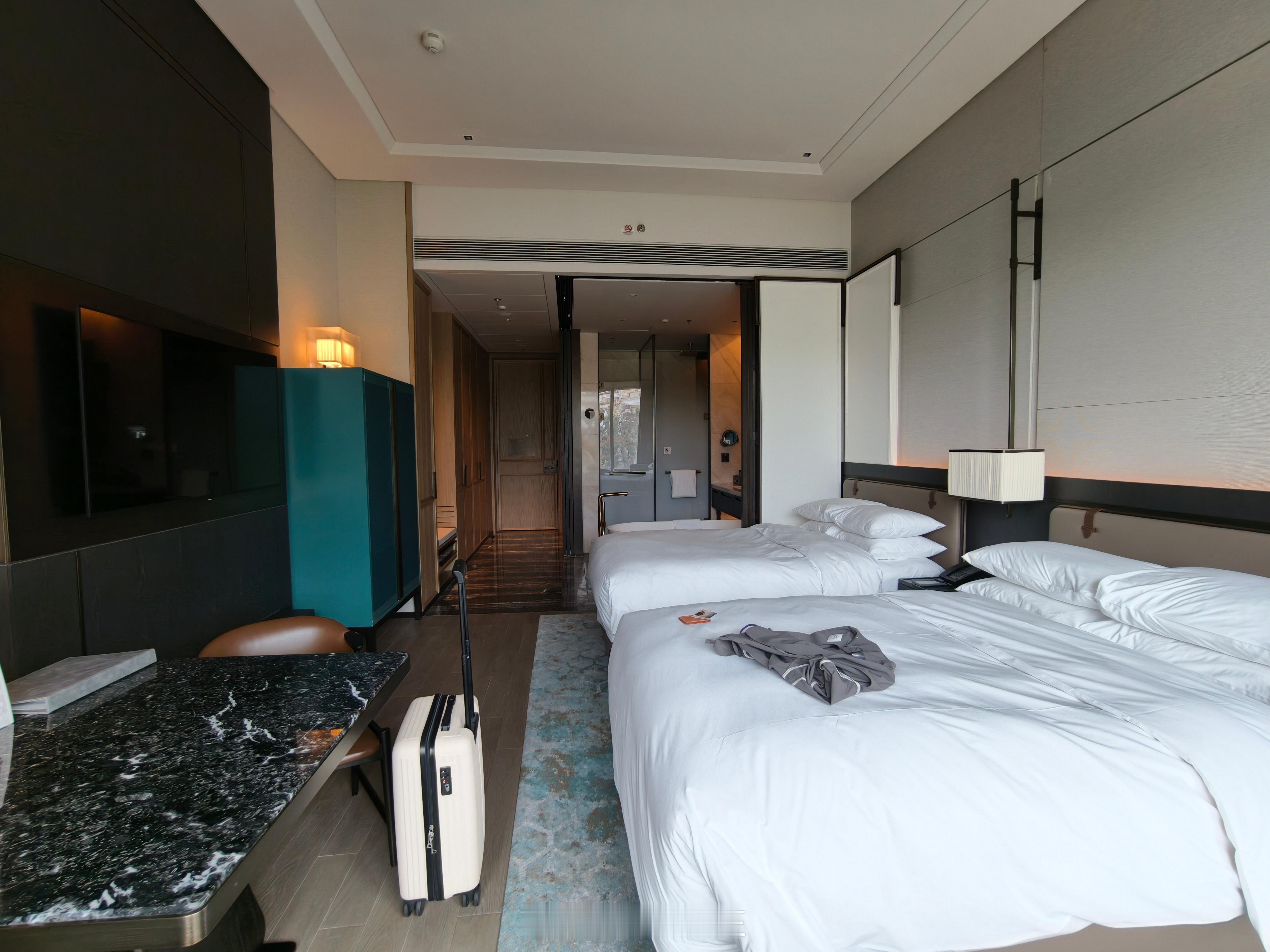 建议飞机托运带黑色行李箱我今天带了个白色的，这就错了？？？