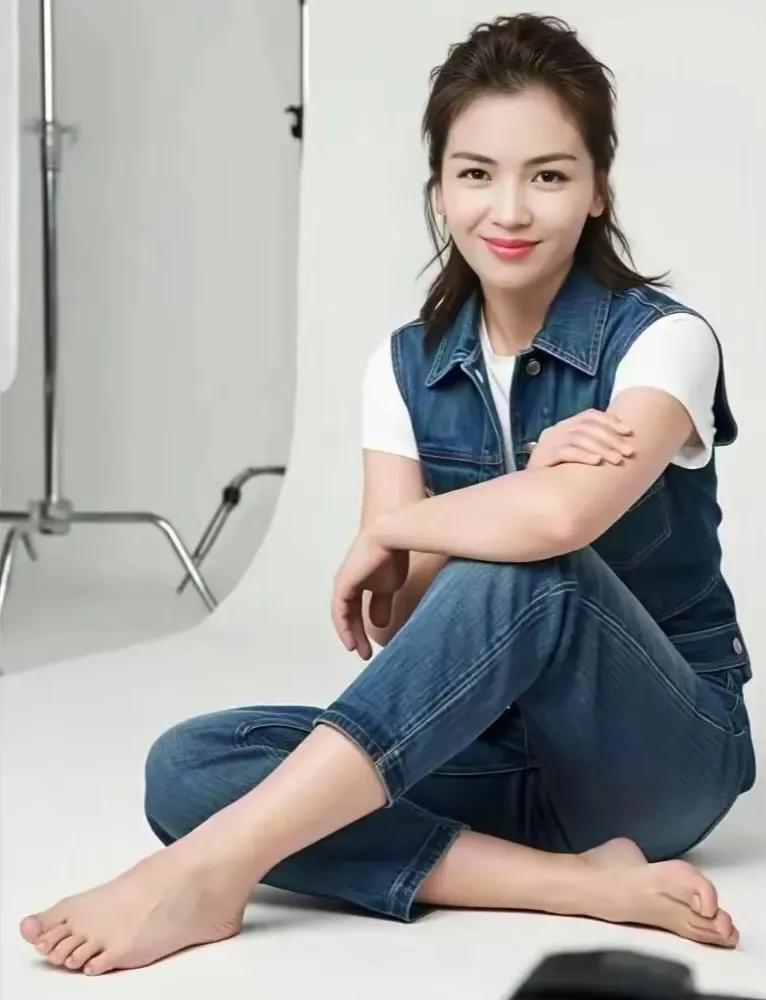 刘涛美图欣赏系列：脱下高跟鞋，换上舒适衣，轻松一刻真惬意。