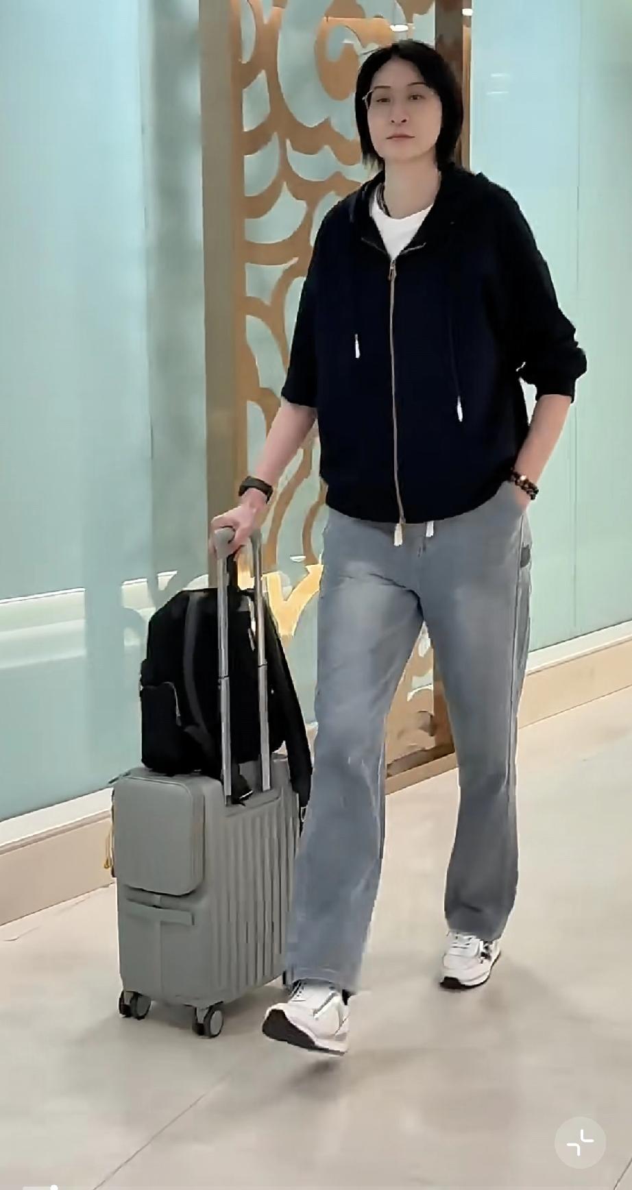 赵蕊蕊现在沦为普通人了，不戴口罩，走在机场也引不起任何人的关注!3月25日，