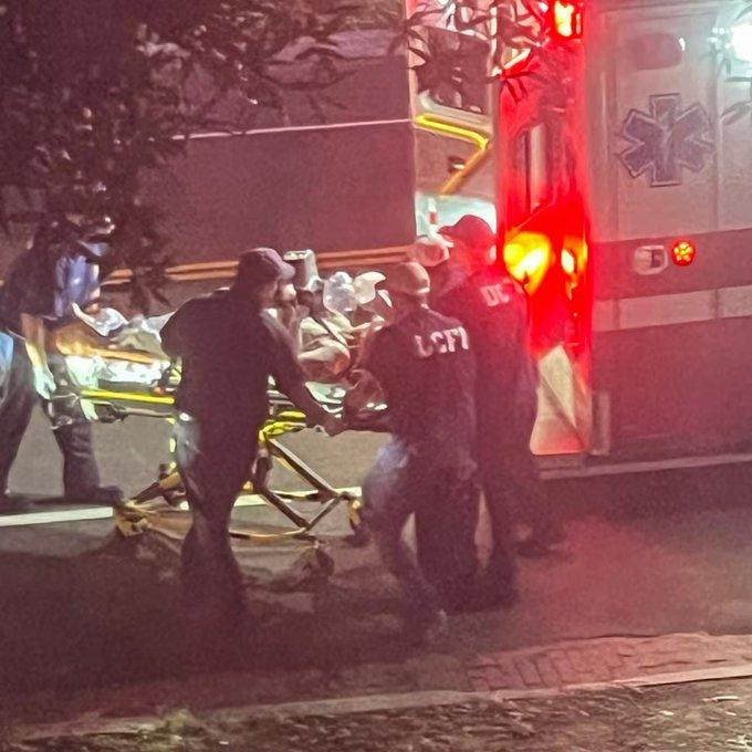 美媒照片显示，林赛·格雷厄姆深夜被紧急医疗服务人员抬出住所，推上一辆待命的救护车