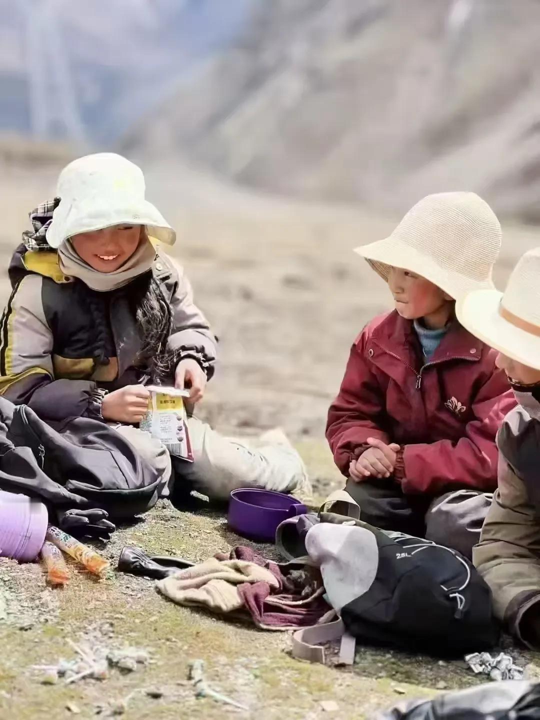 这两个月，西藏雪山里生活着一群挖虫草的人，生活条件很辛苦，孩子们也放起了虫草假，