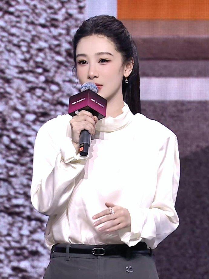 今天杨紫在出席时尚活动的时候搭配的很简洁，看上去也非常的潇洒，真的是太有吸引力了