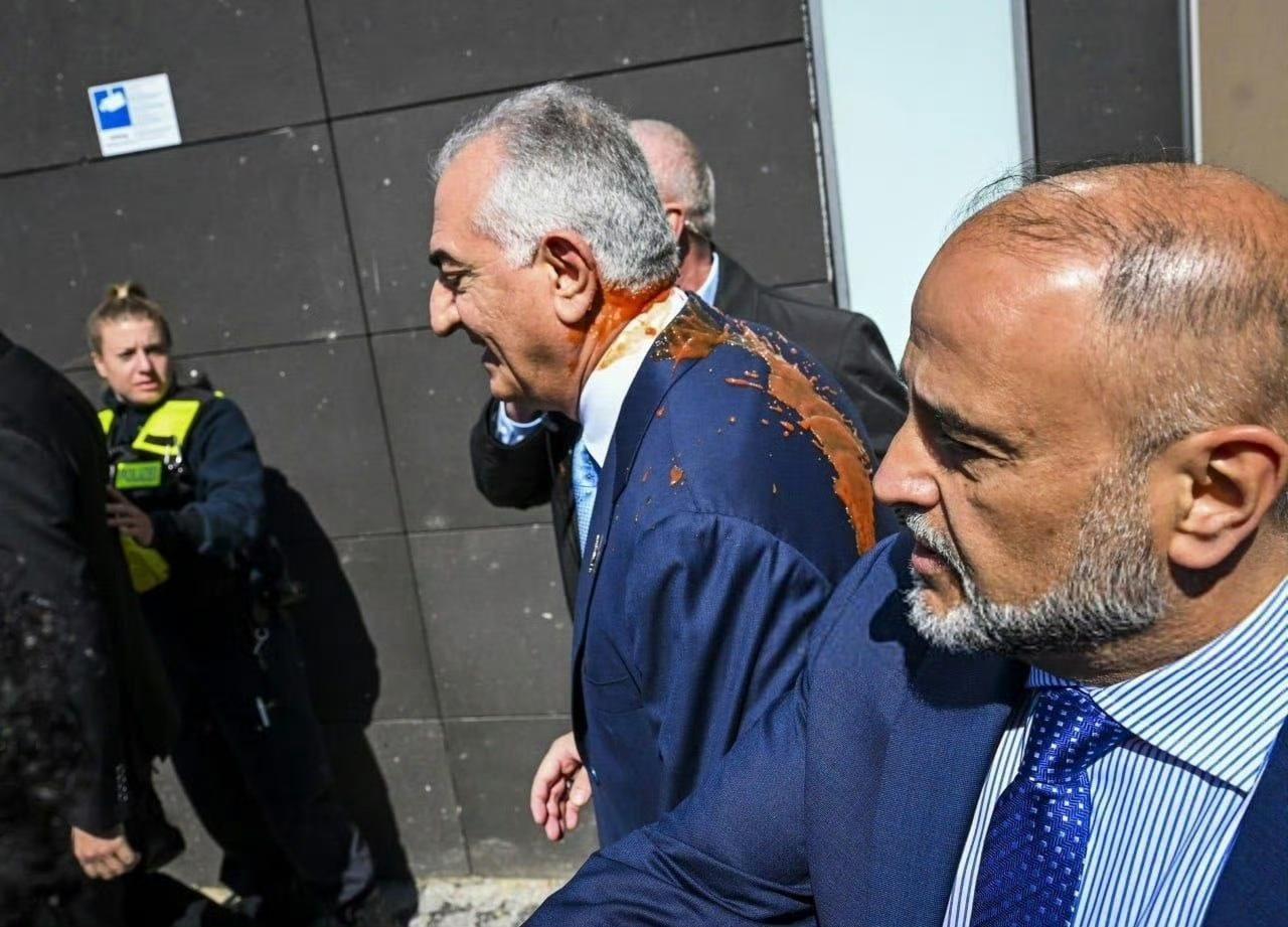 伊朗“王储”巴列维昨天到德国慕尼黑参加活动，一名伊朗裔男子向他泼番茄汁。在被