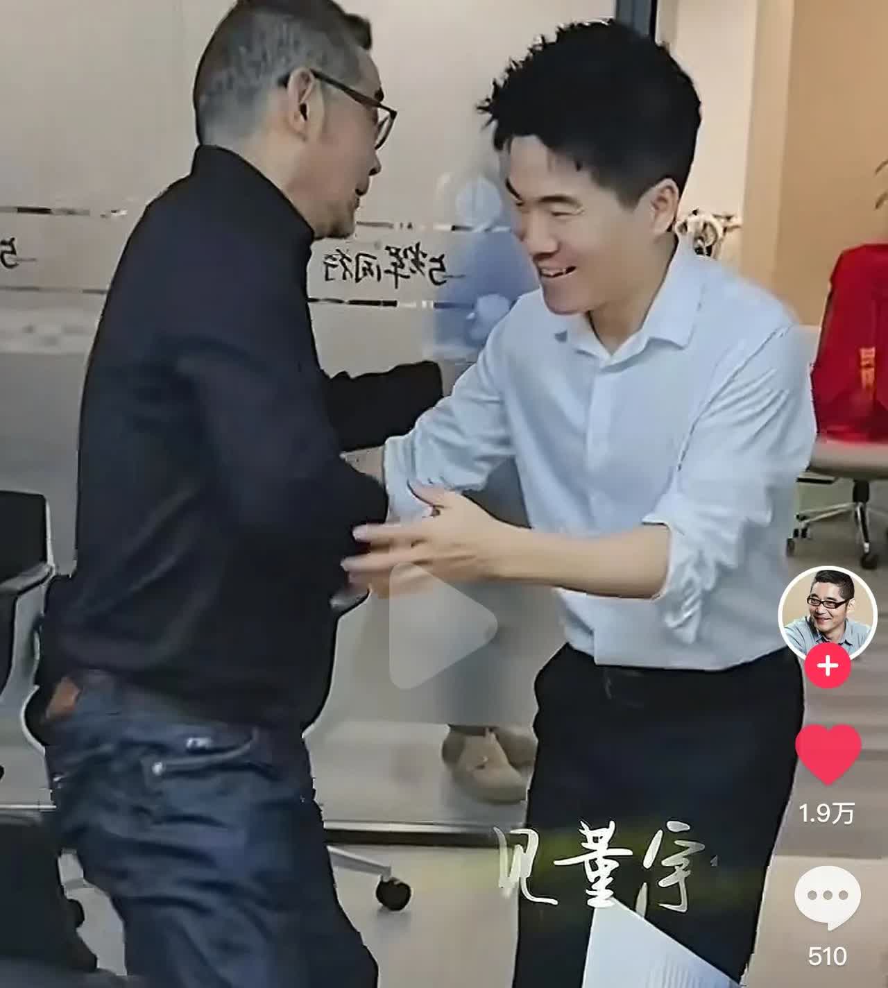 苏童老师fa了董宇辉见面了，后面偷看的马骞抢镜了！被网友看到了…