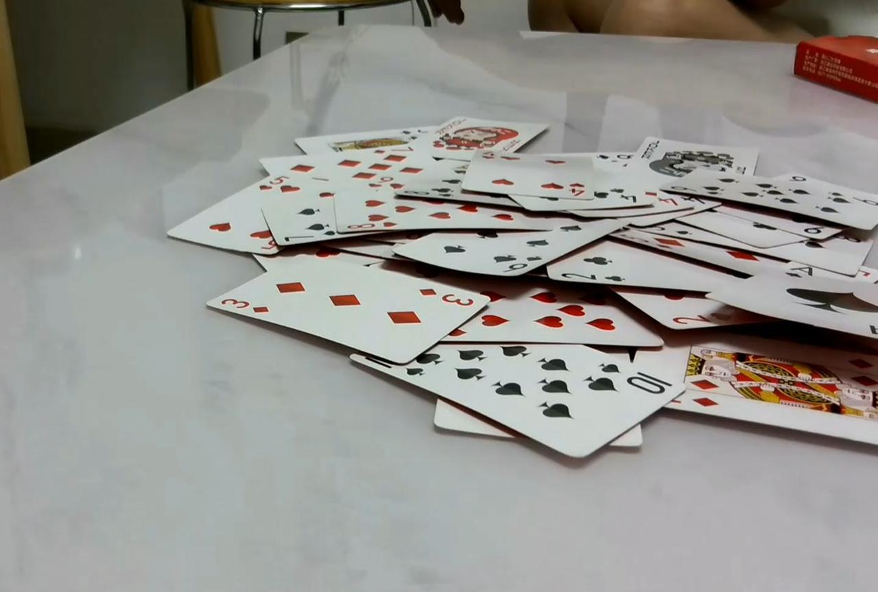 河南南阳，同乡2人约着打牌，其中一人赢了牌后，遭到对方赖账，2人争执不下，赢牌人
