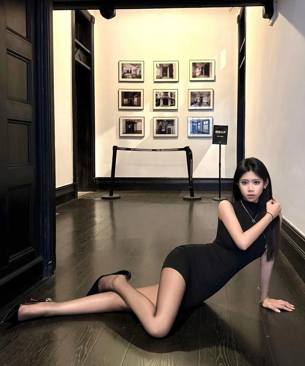 想拍出大长腿照片，这些姿势超有用。全身照拍摄时，双腿交叉站就很绝。一条腿自然站