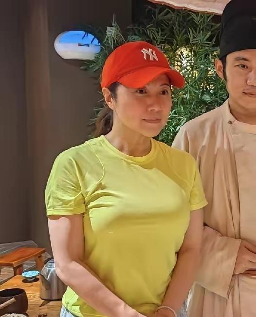 颜丙燕找小男友，是因为想和谁好和谁好的日子过够了？聪明的女人早就不一个人熬着了，