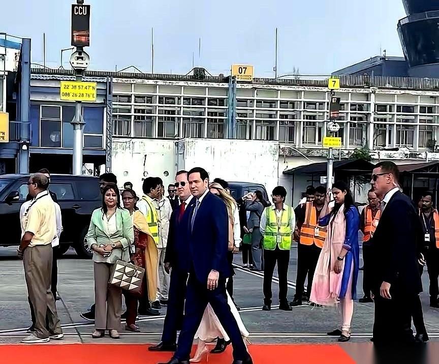 美国参议员卢比奥访问印度，专机舱门“嘶”地一声打开。他刚整理好的领带，瞬间就被