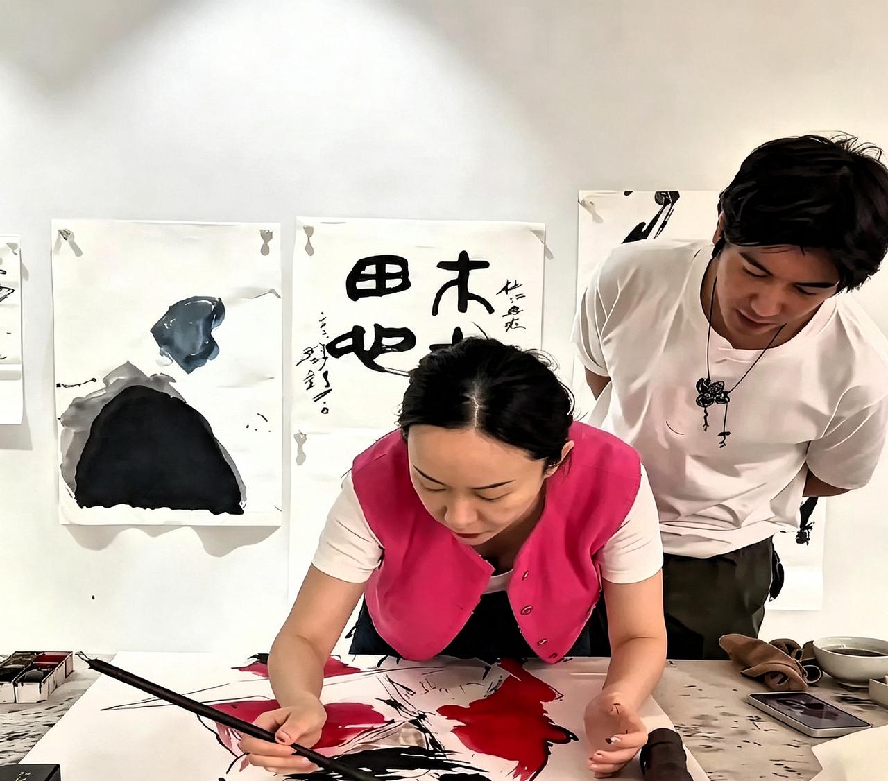 杜江背着手站后头看霍思燕画画，这画面真挺温馨。她穿着粉马甲画得特投入，墙上画的那