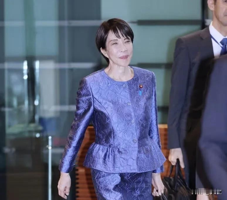 喊话无人应！高市早苗求对话遭冷遇，当地时间12月25日，东京的演讲台上，日