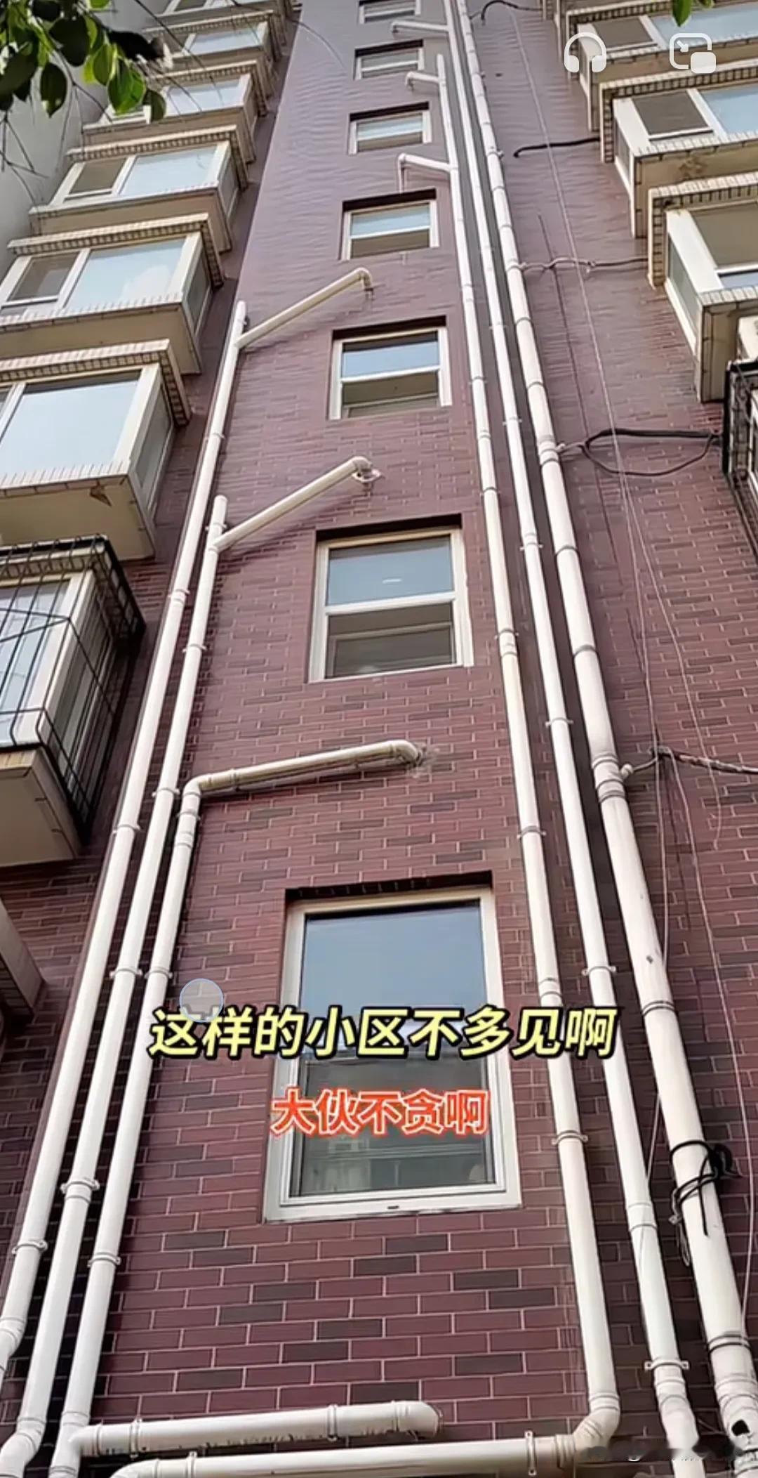 对于这样的事情，你怎么看？这是一个小区因为下水道太细，导致今天这家明天那家的堵