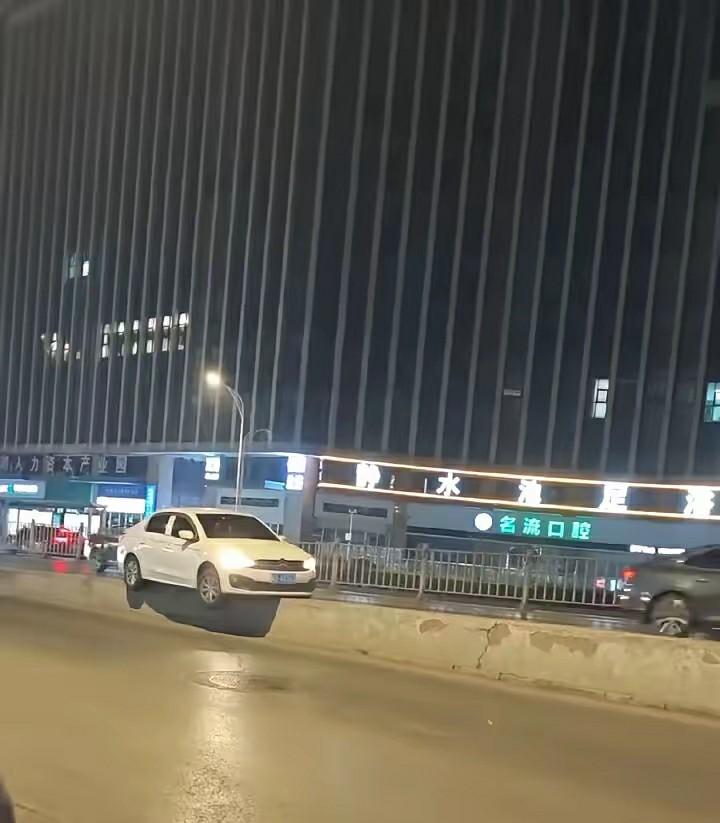 百思不得其解你到底是咋上去的？硬顶上去的？可这车头也没损坏痕迹啊