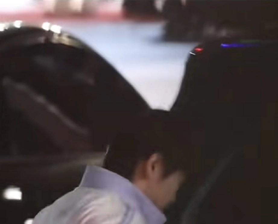 城市宣传照拍完了，莎莎大头也启程回去了，莎莎上了一辆轿车，网友猜测，极有