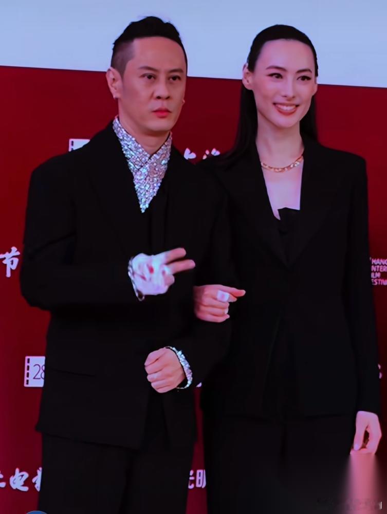 别替李泽楷操心人家梁洛施的新恋情了。当年分手费传闻炒到5亿、10亿，一堆人等着看