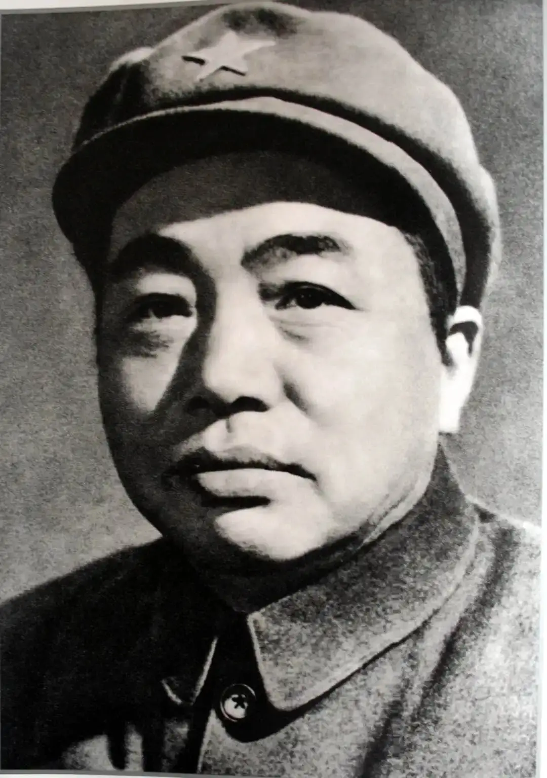 1931年一次，金一南讲了件事：一次，彭老总去前线，遇一战士在路边睡着了，上去推