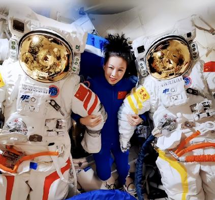 神舟二十号立大功，首次带回价值3000万航天服，为啥要带回？麻烦看官老爷们右