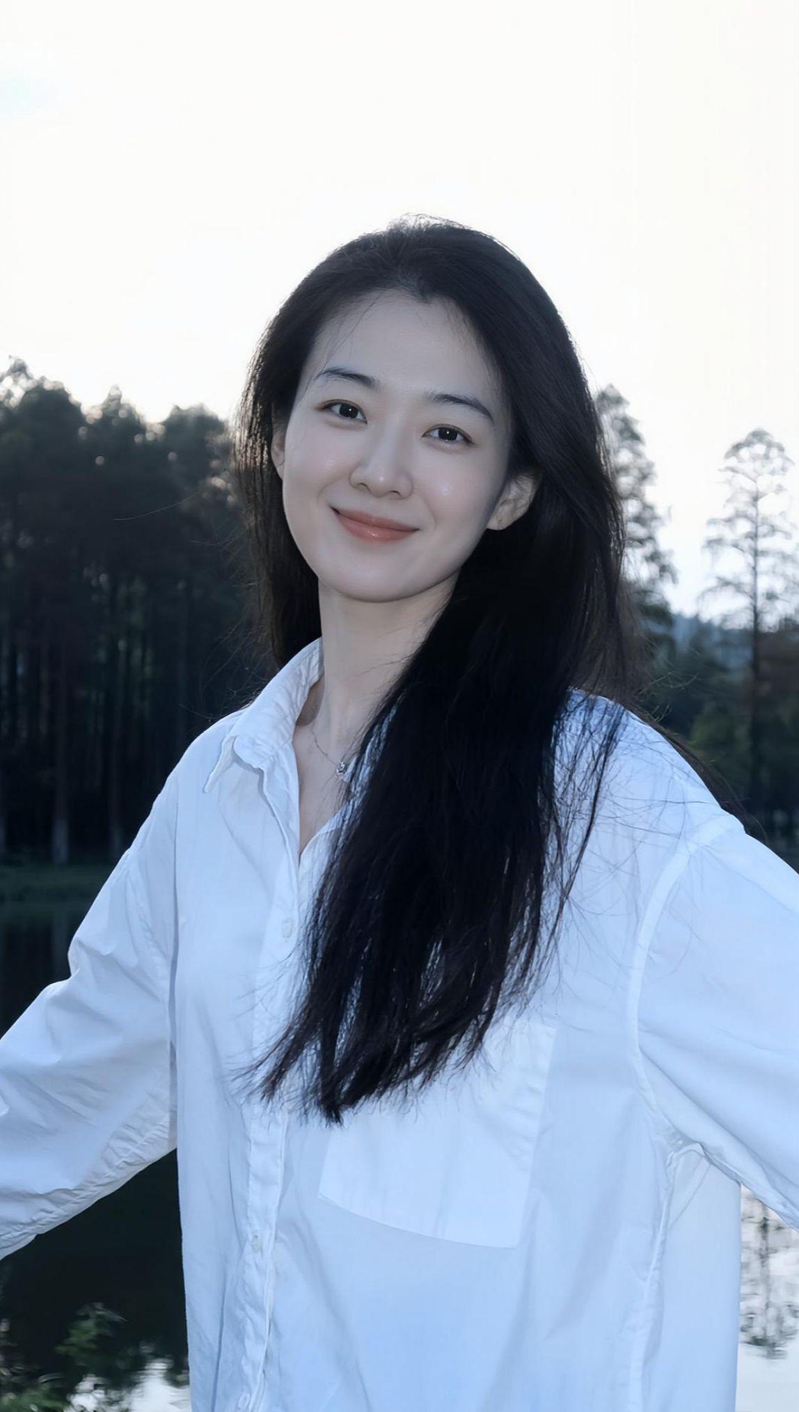 在湖畔的清新时光，微笑面对每一天。🌿😊