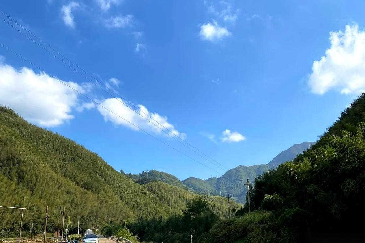 在超市，一个小孩脆生生地喊了我一声：奶奶。就这两个字。直接把我钉在原地。我