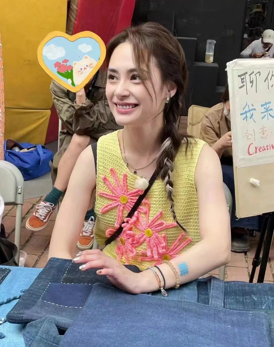 路人镜头下的阿娇暴瘦20斤，笑容自信太抢眼！