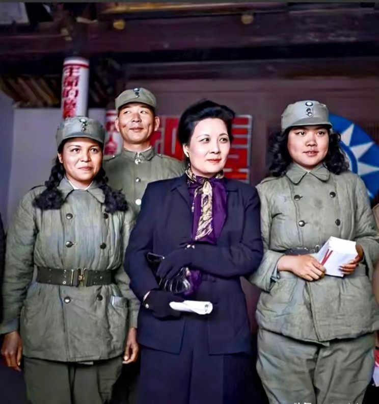 宋美龄身后那个做鬼脸的男子是谁？身份肯定是不一般的。不然是没有机会能跟宋美龄合影