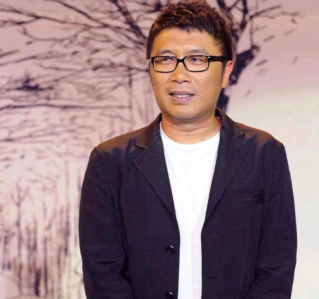 2004年，凭借一首《两只蝴蝶》，庞龙赚了2.4亿，他的心开始有些飘了。2011