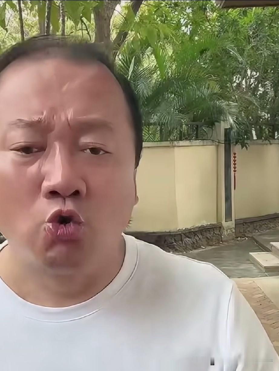 谢广坤在直播的时候说:“我要求的工人是在工作期间，酸菜掉到地上，工人必须捡起来吃