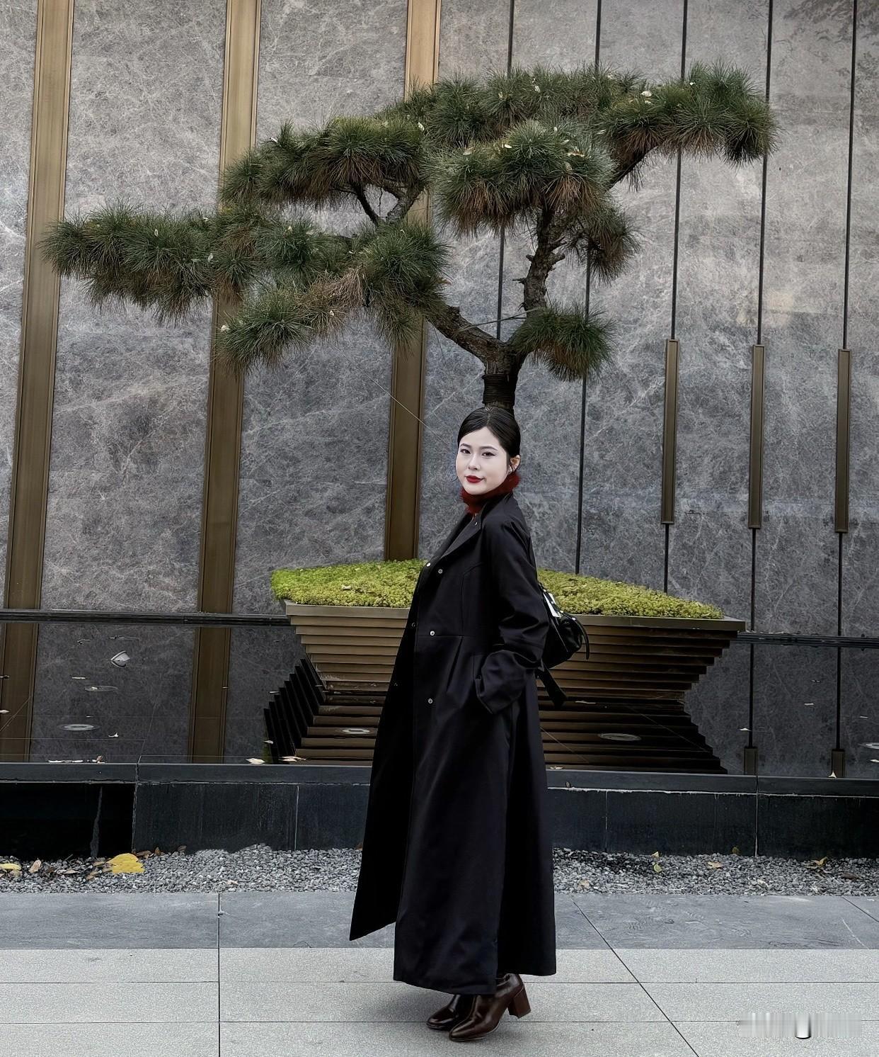 成熟稳重的美女你喜欢吗?成熟稳重的女性有着丰富的内涵，值得深入交往。