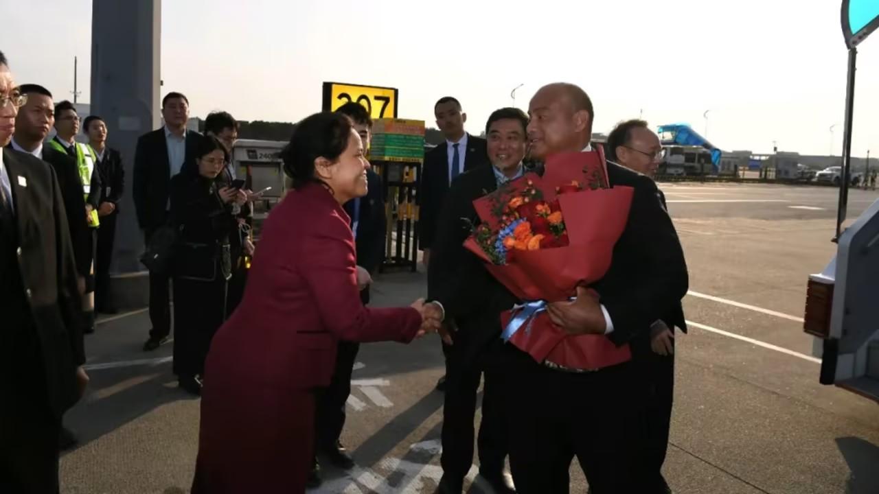 广东这个村口被挤爆了！很多人以为总统访华都是谈几十亿的大单子，或者搞地缘政治博弈