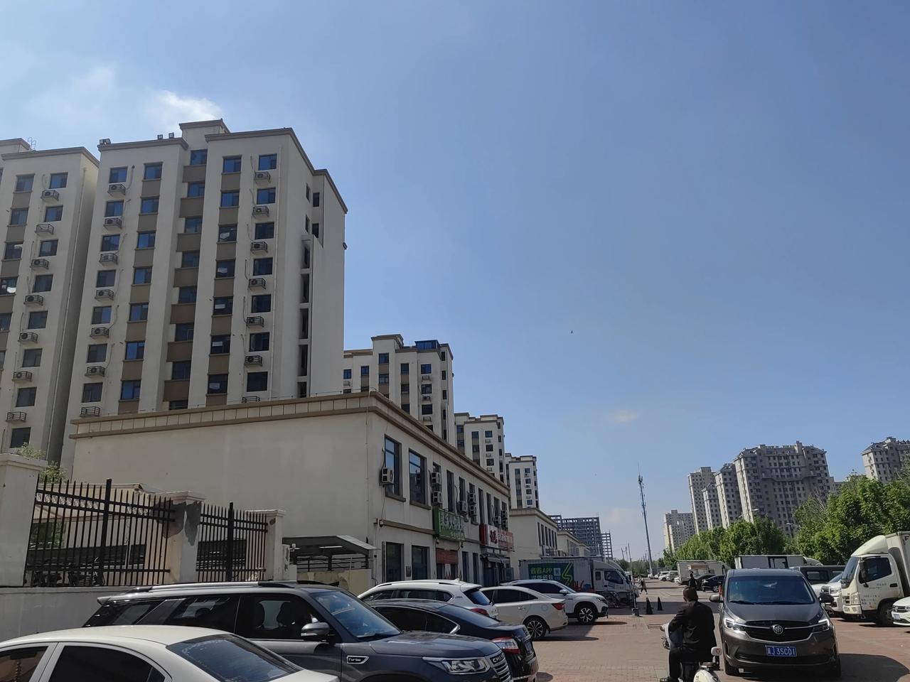 闺女和她对象都在链家上班，俩人不在一个店，链家也不允许夫妻在一个店工作。她们的