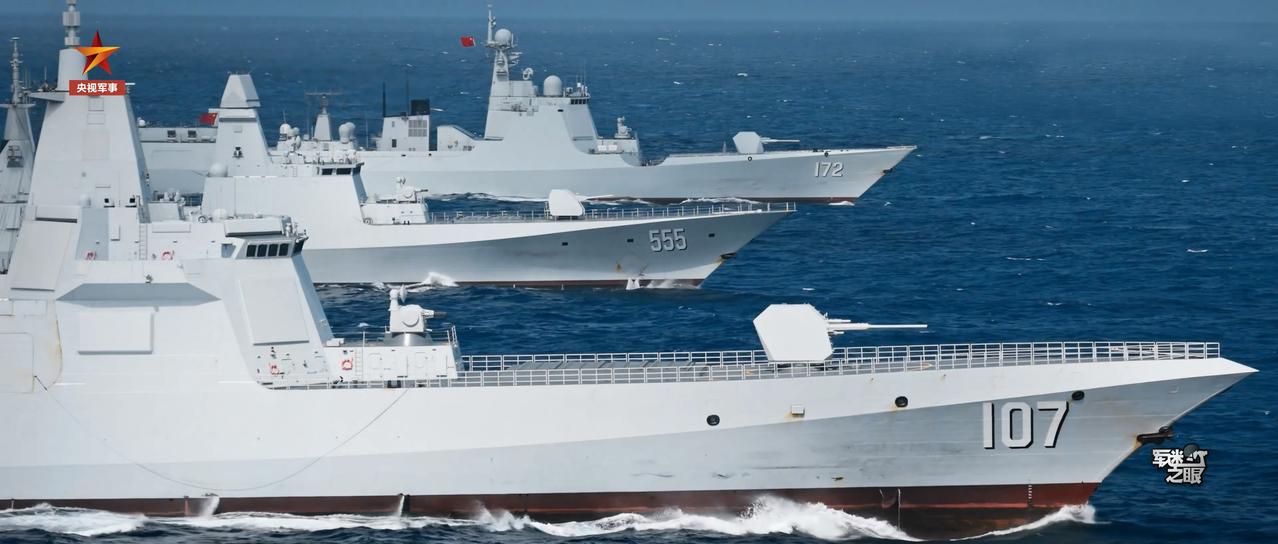 海军最强舰队组合，近期新服役的战舰编队出击，055、052D、054B并排航行。