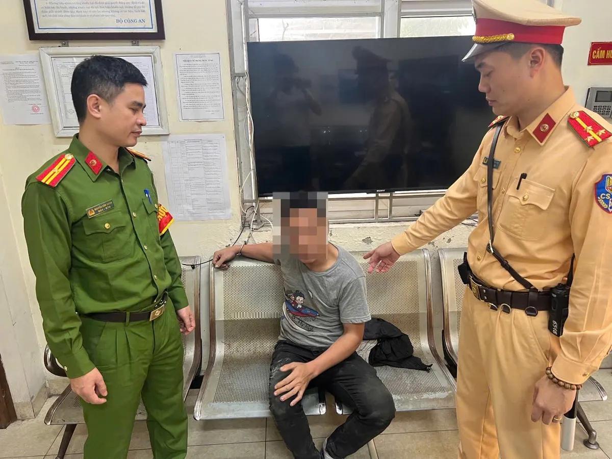 越南河内，一精神病人用石头和木棒攻击路人，造成多人受伤，后被赶到的警方擒获