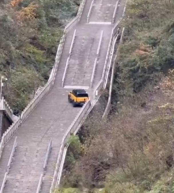 可惜了听说奇瑞上了点科技不过最后风云X3L天门山挑战还是失败了滑下来的时候把围栏