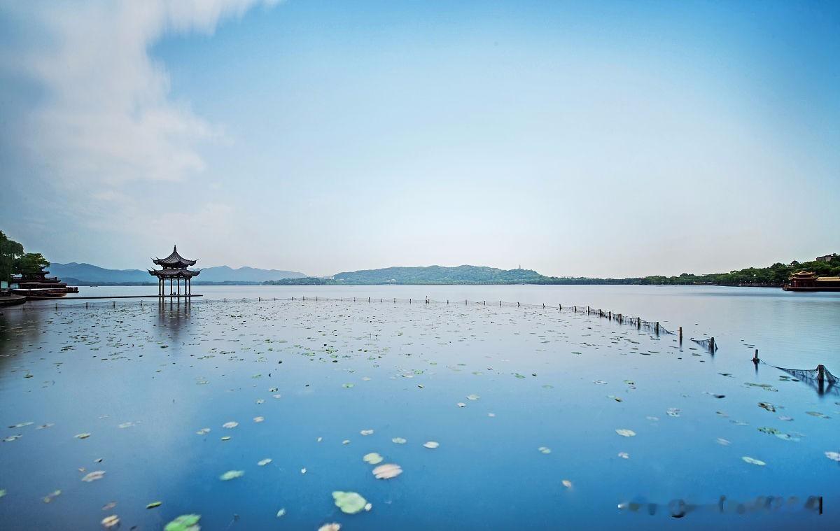 杭州胜在“大气与科技”。西湖的美是开阔且免费的，这种胸襟独一份。如今坐拥“电商之