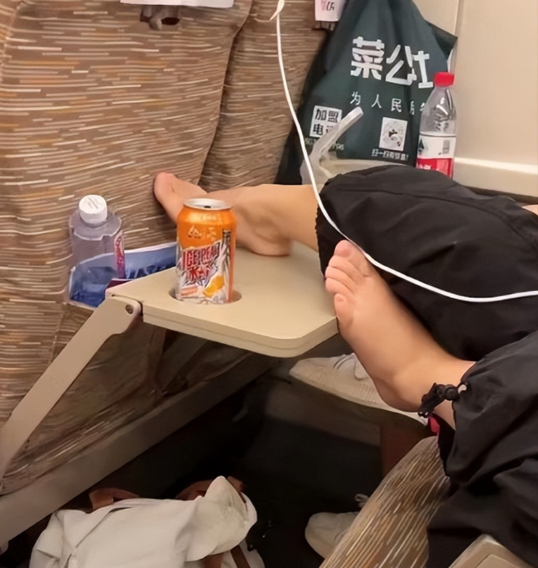 隔着屏幕都能闻到味了！大妈高铁上开免提狂聊，还在小桌板上抠臭脚