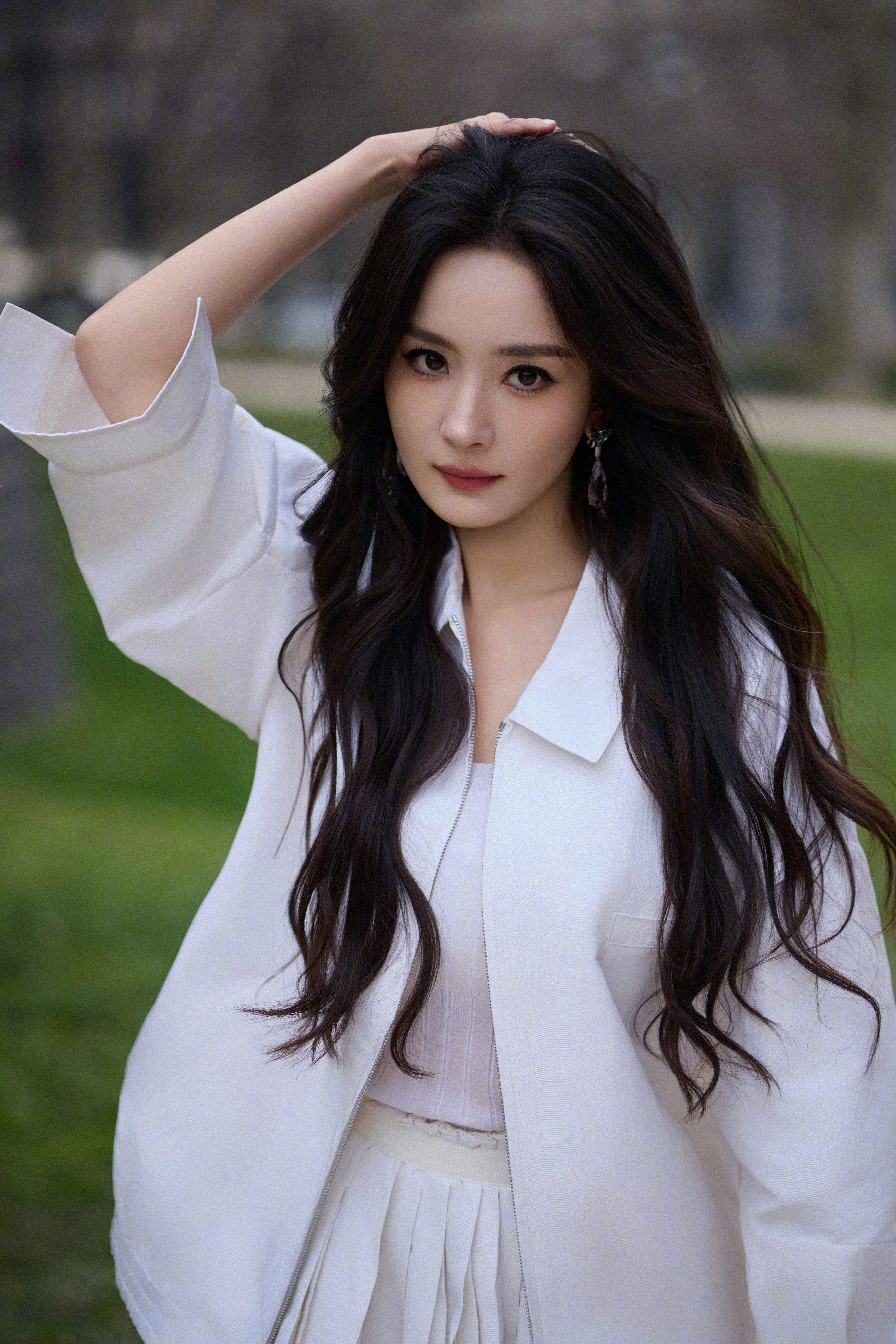 👠杨幂穿Prada的女王闪耀米兰Prada认领杨幂