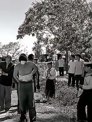 1964年，福建闽侯县，28岁劳改人员郑仁义趁看守不备，躲在茅厕伺机行动。待看守