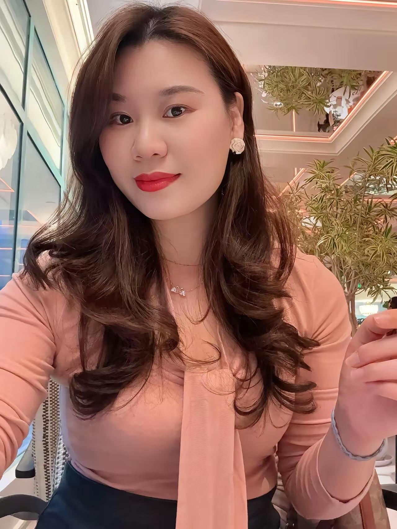 粉色上衣搭配黑色裙子，辅以精致妆容，这般组合着实能营造出优雅之感。不得不承认，此