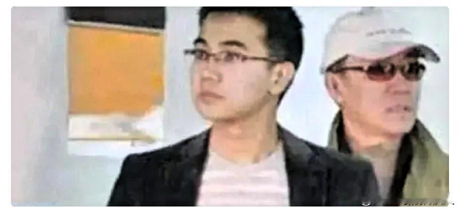 李幼斌的两个儿子，亲儿子李小珂，40岁，没进娱乐圈，在北京做一份普通又稳定的工作