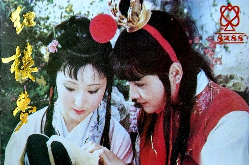 我到现在都觉得好笑。当年陈晓旭演林黛玉，多少人戳着屏幕骂她，说她刻薄、小家子气