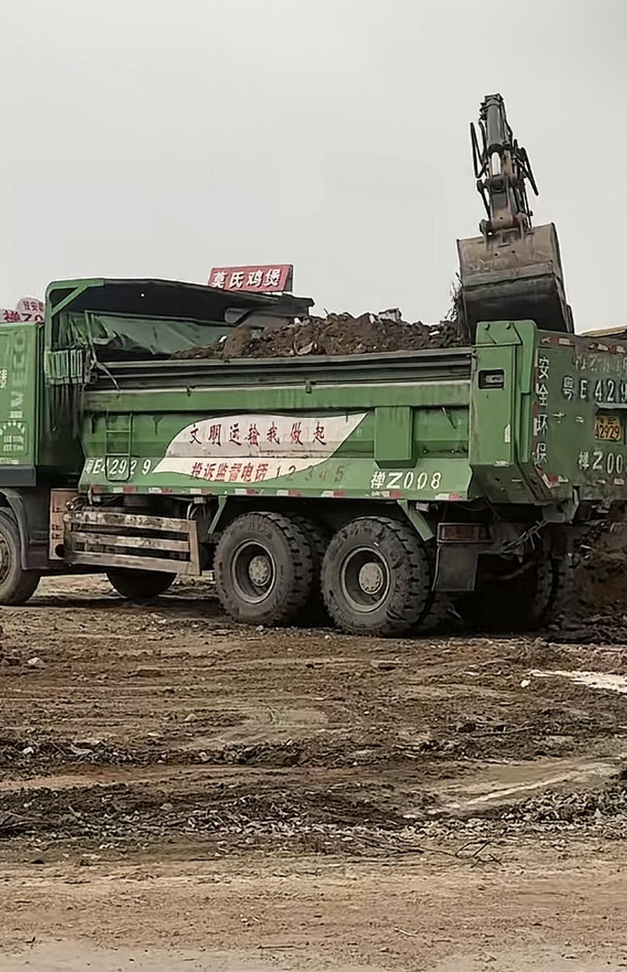 自从网红刘雨鑫去佛山顺德陈村莫氏鸡煲吃饭的视频发出来之后，这家村里的小店就爆火了