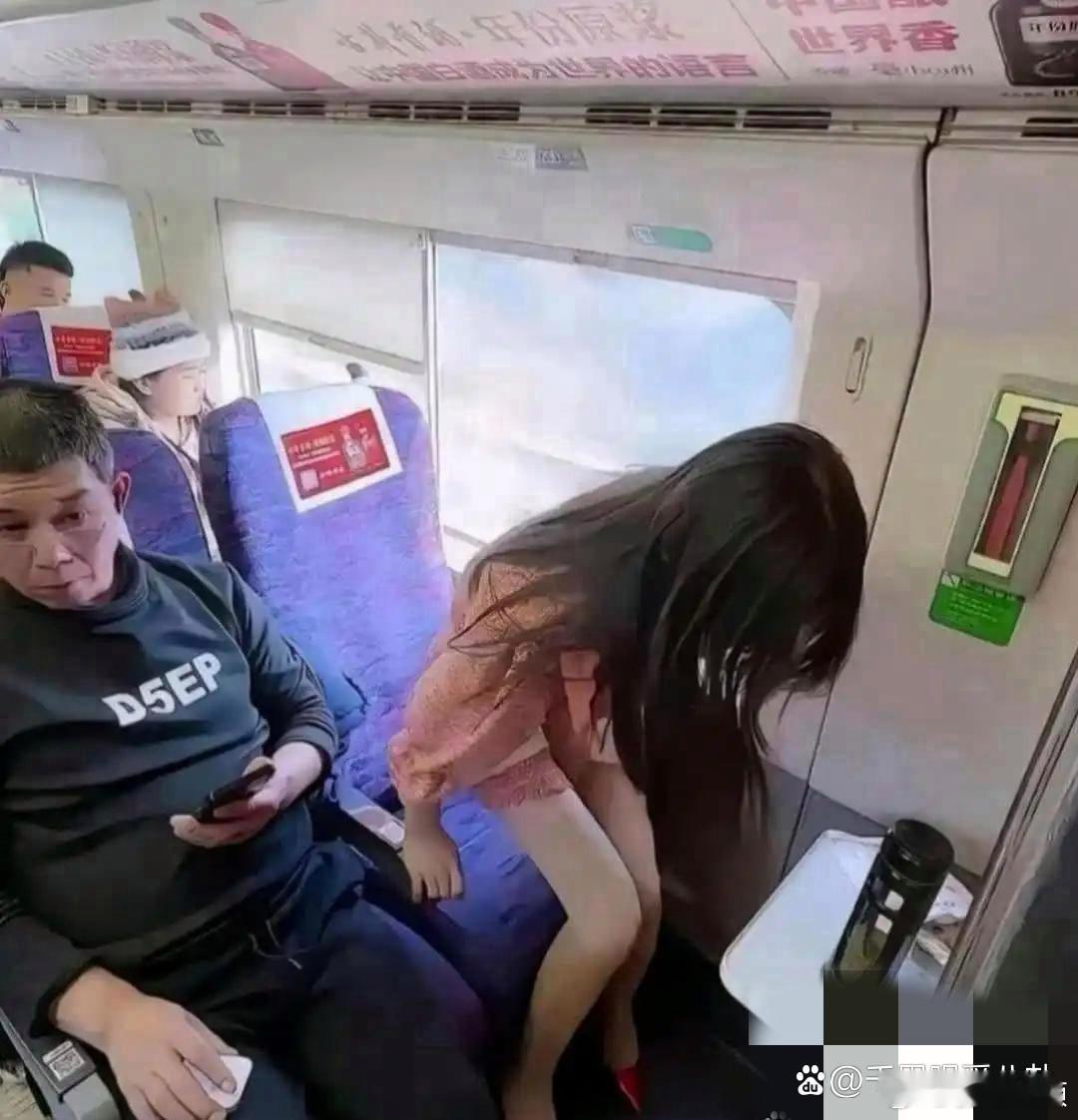 出差坐高铁碰到个事儿。有个大叔一脸尴尬无奈，站在那儿手足无措，我瞅着他那表情，心